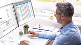 Fuhrparkverantwortlicher vergleicht am Computer Kosten und Konditionen von Leasing und Mietkauf.