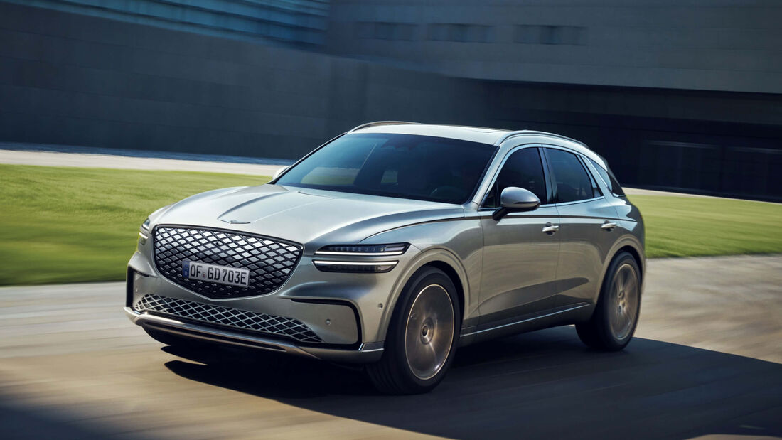 GV70 Electrified Facelift während der Fahrt – das Elektro-SUV erhält eine größere 84-kWh-Batterie und rund 480 Kilometer Reichweite.