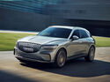 GV70 Electrified Facelift während der Fahrt – das Elektro-SUV erhält eine größere 84-kWh-Batterie und rund 480 Kilometer Reichweite.