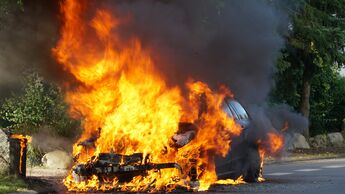 Geht von Elektroautos wirklich ein größeres Brandrisiko aus als von Benziners oder Diesel? Der Gesamtverband der Deutschen Versicherungswirtschaft (GDV) hat die Fakten – und die Ergebnisse überraschen.