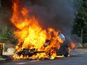 Geht von Elektroautos wirklich ein größeres Brandrisiko aus als von Benziners oder Diesel? Der Gesamtverband der Deutschen Versicherungswirtschaft (GDV) hat die Fakten – und die Ergebnisse überraschen.