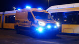 Gelber Ford E-Transit der BVG mit eingeschaltetem Blaulicht vor einem Berliner Linienbus bei Nacht.