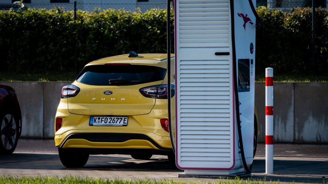 Gelber Ford Puma an einer Ionity-Ladesäule auf einem öffentlichen Ladeplatz.