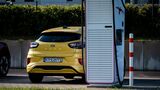 Gelber Ford Puma an einer Ionity-Ladesäule auf einem öffentlichen Ladeplatz.