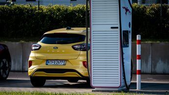 Gelber Ford Puma an einer Ionity-Ladesäule auf einem öffentlichen Ladeplatz.