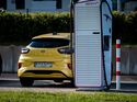 Gelber Ford Puma an einer Ionity-Ladesäule auf einem öffentlichen Ladeplatz.