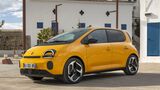 Gelber Renault Twingo E-Tech Elektro-Kleinwagen steht in mediterraner Stadtumgebung.