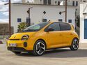 Gelber Renault Twingo E-Tech Elektro-Kleinwagen steht in mediterraner Stadtumgebung.