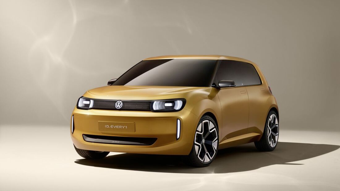 Gelber VW ID. EVERY1 als kompakte Elektroauto-Studie in Front-Seitenansicht vor neutralem Hintergrund.