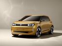 Gelber VW ID. EVERY1 als kompakte Elektroauto-Studie in Front-Seitenansicht vor neutralem Hintergrund.