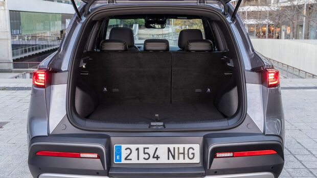 Geöffneter Kofferraum des BYD Atto 2 mit aufgestellten Rücksitzen.