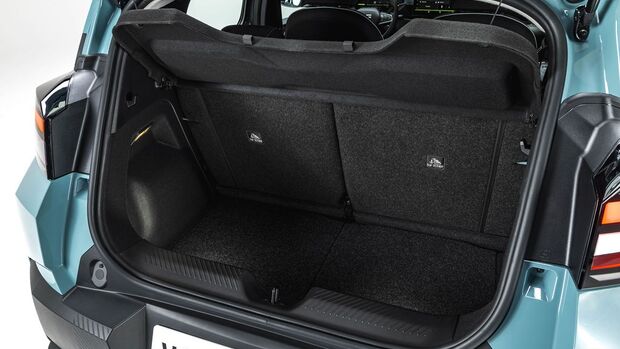 Geöffneter Kofferraum des Dacia Spring mit Gepäckraum, Rücksitzlehnen und Abdeckung.