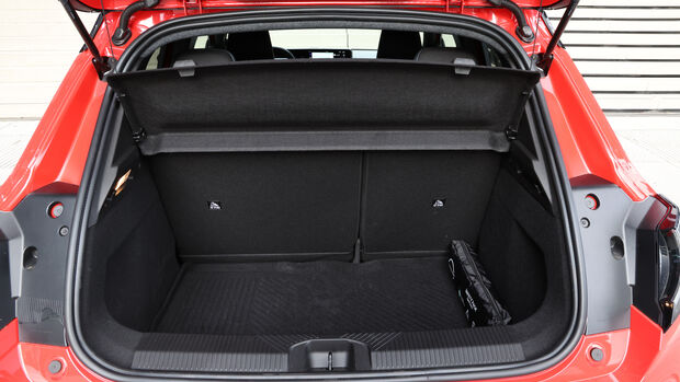 Geoeffneter Kofferraum des Nissan Micra mit Blick auf das Ladeabteil.