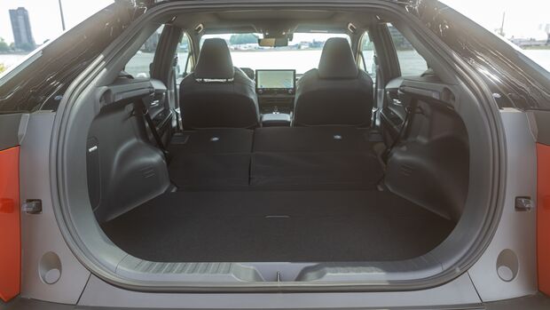 Geöffneter Kofferraum des Subaru Uncharted 77 FWD Active mit umgeklappten Rücksitzlehnen und ebener Ladefläche.