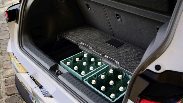 Geöffneter Kofferraum des VW ID. Polo mit Gepäckkisten zur Darstellung des Ladevolumens.