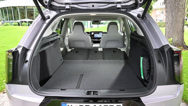 Geöffneter Kofferraum des Volvo EX60 mit umgeklappten Rücksitzen und großer Ladefläche.