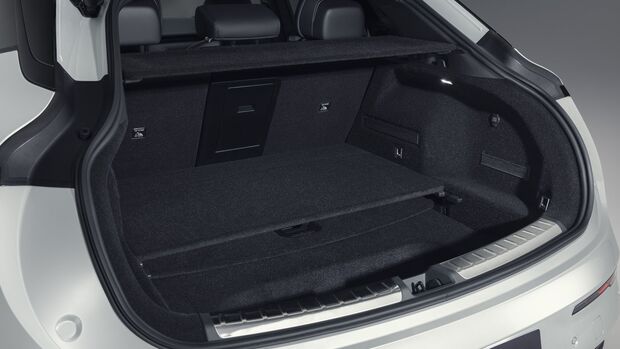 Geoeffneter Kofferraum des Zeekr 7GT mit grosser Ladeflaeche, Ablageboden und Seitenverkleidung im Gepaeckraum.