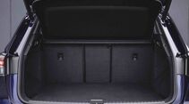 Geöffneter Kofferraum eines Audi Q4 e-tron mit sichtbarem Ladeboden und Rücksitzlehnen.