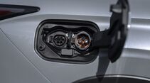 Geöffneter Ladeanschluss eines Mitsubishi Outlander Plug-in-Hybrid mit CCS- und Typ-2-Buchse.
