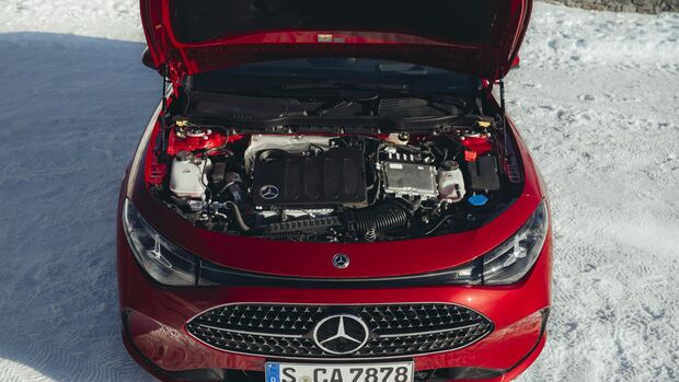 Geöffneter Motorraum eines roten Mercedes CLA, Blick von oben auf Motorabdeckung und Aggregate.