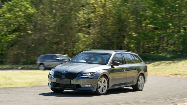 Gepanzertes Skoda-Modell von UTAC Special Vehicles fährt auf einer Teststrecke in grüner Umgebung.