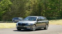 Gepanzertes Skoda-Modell von UTAC Special Vehicles fährt auf einer Teststrecke in grüner Umgebung.