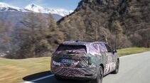 Getarnter Skoda Peaq Prototyp fährt auf Bergstraße mit Alpenlandschaft im Hintergrund