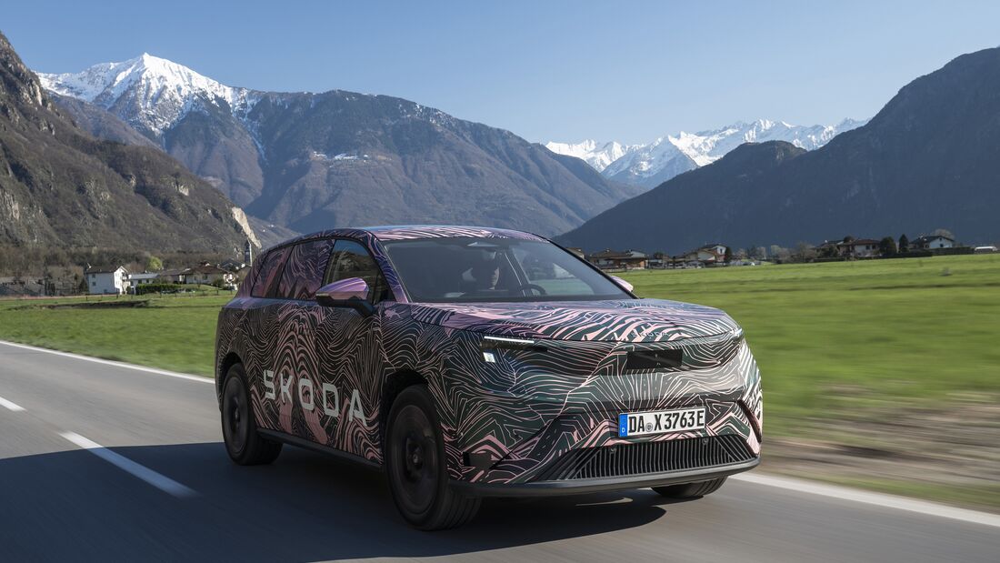 Getarnter Skoda Peaq Prototyp in Frontansicht auf Landstraße vor Bergkulisse