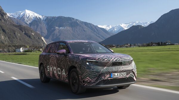 Getarnter Skoda Peaq Prototyp in Frontansicht auf Landstraße vor Bergkulisse