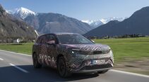 Getarnter Skoda Peaq Prototyp in Frontansicht auf Landstraße vor Bergkulisse
