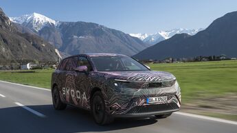 Getarnter Skoda Peaq Prototyp in Frontansicht auf Landstraße vor Bergkulisse