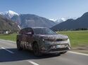 Getarnter Skoda Peaq Prototyp in Frontansicht auf Landstraße vor Bergkulisse