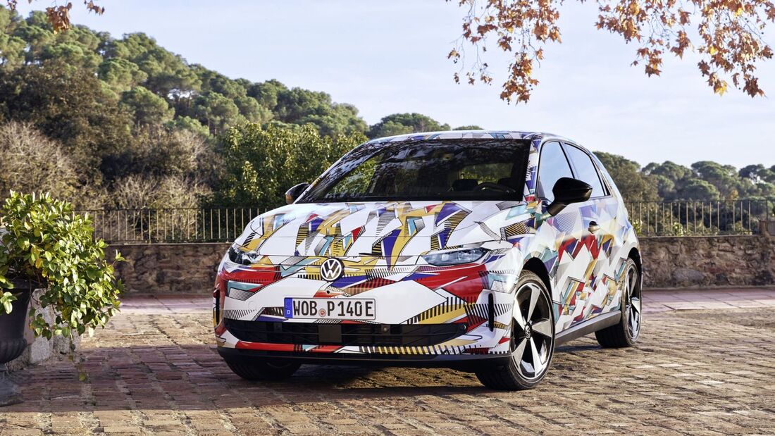 Getarnter VW ID. Polo als Elektro-Kleinwagen in Frontansicht während Fotoaufnahmen im Außenbereich.