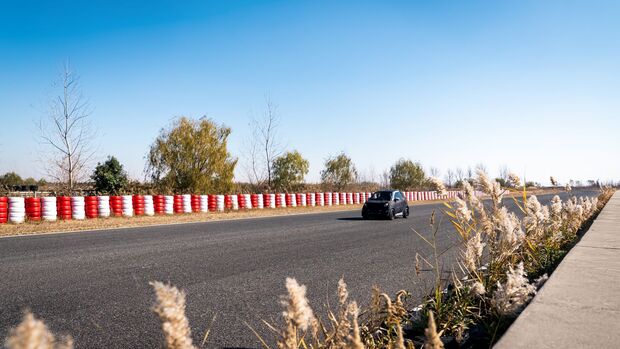 Getarnter smart #2 Prototyp auf längerer Gerade eines Testgeländes während Entwicklungsfahrten.