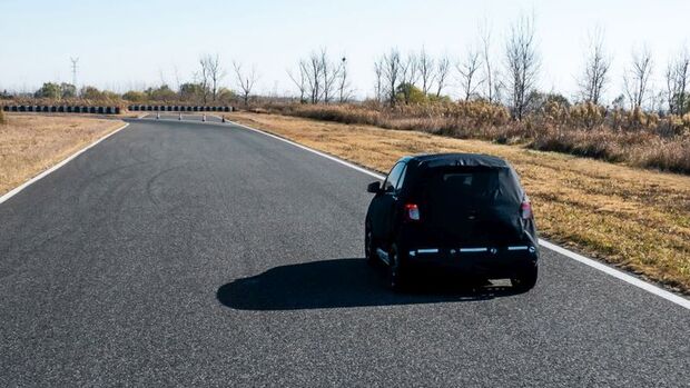 Getarnter smart #2 Prototyp bei Geradeausfahrt auf Teststrecke während der Erprobung der neuen ECA-Plattform.