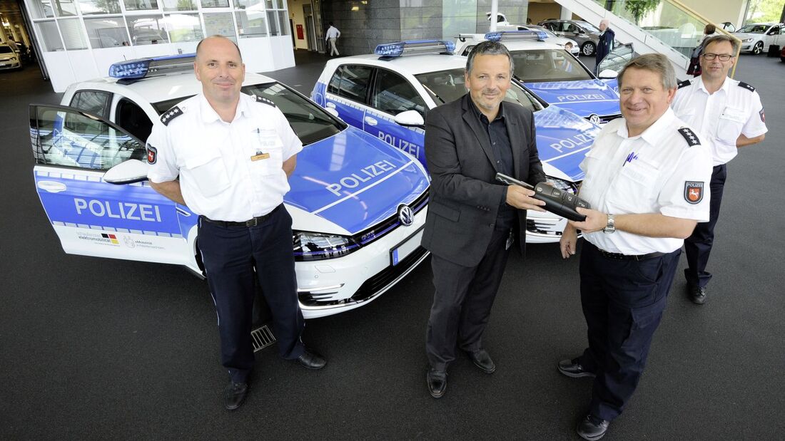 Golf GTE faehrt erstmals mit der Polizei auf Streife