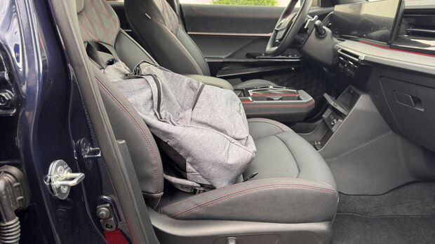 Graue Tasche auf dem Beifahrersitz des KGM Actyon, die vom Gurtwarner als Person erkannt wurde