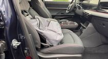 Graue Tasche auf dem Beifahrersitz des KGM Actyon, die vom Gurtwarner als Person erkannt wurde