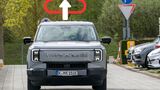 Grauer Elektro-Pick-up Maxus eTerron 9 von vorn, darüber eine rote Cloud mit Upload-Pfeil als Symbol für Datenübertragung zum Hersteller