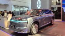 Grauer Elektro-SUV Aito M9 in Messeumgebung mit Beleuchtungselementen