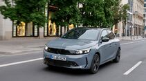 Grauer Opel Corsa Electric fährt durch eine Innenstadt