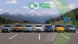Green-NCAP-Grafik mit sieben getesteten Automodellen auf einer Straße vor Bergkulisse.
