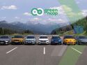 Green-NCAP-Grafik mit sieben getesteten Automodellen auf einer Straße vor Bergkulisse.