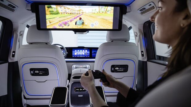 Großes Entertainment-Display im Fond des Mercedes VLE während eines Videospiels.