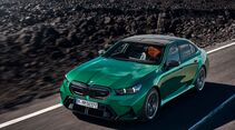 Grüner BMW M5 auf Landstraße, Plug-in-Hybrid mit überarbeiteter Antriebstechnologie zur Vorbereitung auf EU7