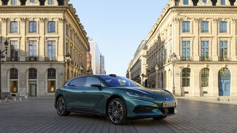 Grüner Denza Z9GT auf einem innerstädtischen Platz. Der Elektro-Grand-Tourer startet für Gewerbekunden ab 599 Euro netto im Leasing.
