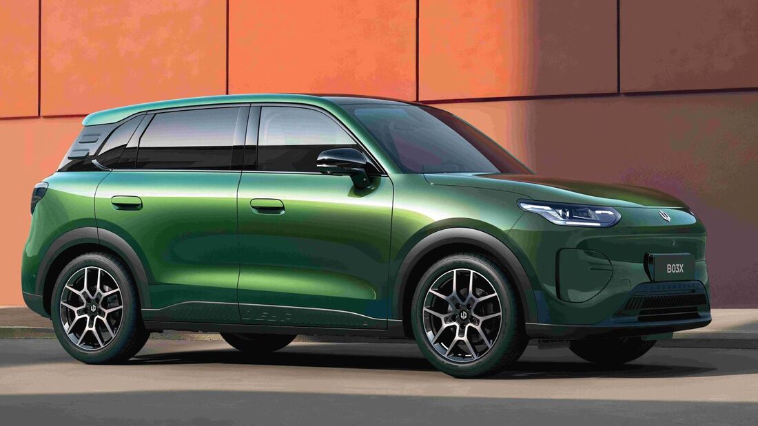 Grüner Leapmotor B03X Elektro-SUV in Seitenansicht vor orangefarbener Wand, mit schwarzen Anbauteilen und Alufelgen