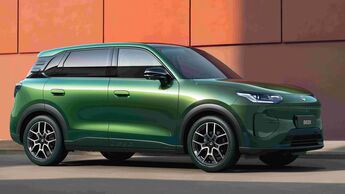 Grüner Leapmotor B03X Elektro-SUV in Seitenansicht vor orangefarbener Wand, mit schwarzen Anbauteilen und Alufelgen