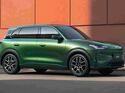 Grüner Leapmotor B03X Elektro-SUV in Seitenansicht vor orangefarbener Wand, mit schwarzen Anbauteilen und Alufelgen