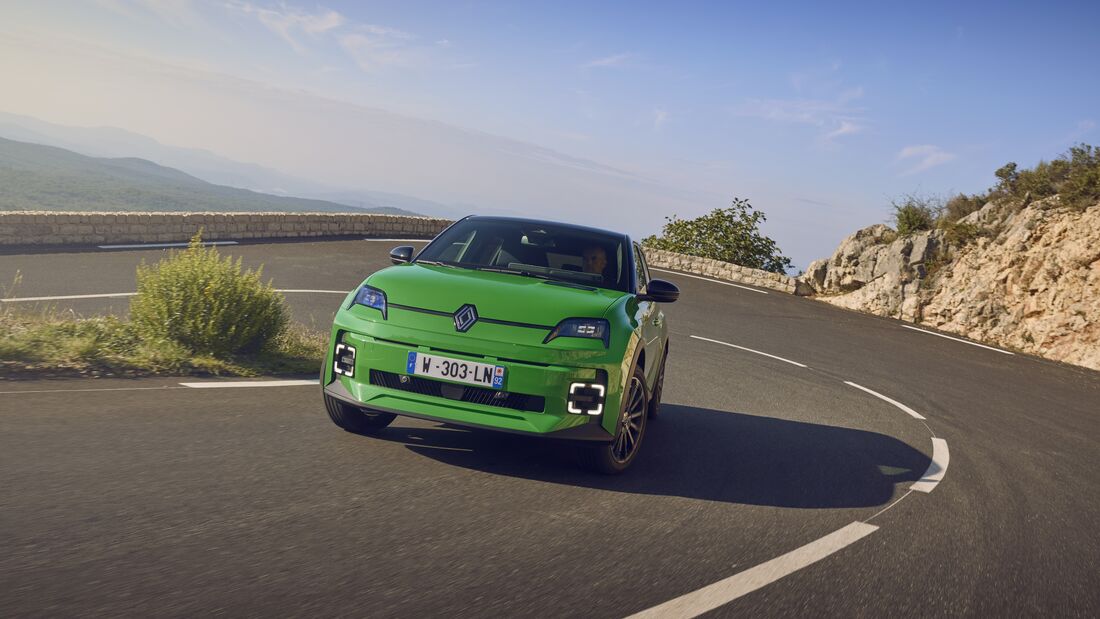 Grüner Renault 5 E-Tech Electric auf kurviger Bergstraße